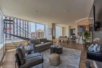 Image de High-Rise Bright & Cozy | Pool, Gym, Free Parking