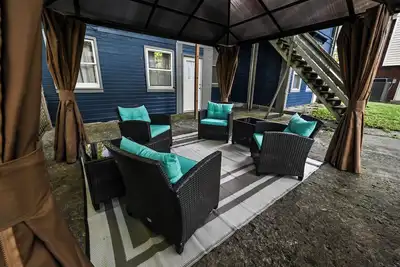 Image de Dual patios, Free Laundry Service, College steps, 2br 1 Ba