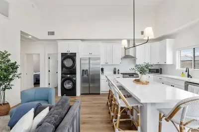 Image de Coastal Modern 3\/2, Pet Friendly, Ac, Wifi - Conveniently located home!