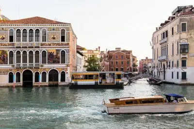 Image de Warm and Inviting Canal-Side Retreat in San Marco, Venice