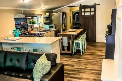 Image de Sandy's Hide-A-Way - King Beds\/Ev Charger\/All Welcome!