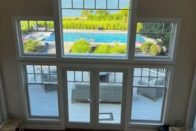 Image de Views! Views! Views! Water Front Property \n4 bedroom house  in Southampton