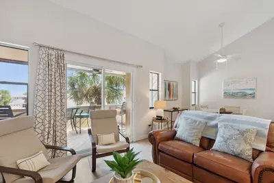 Image de 3 Sea Castles - Townhome with Peekaboo Ocean Views Just Steps to the Water