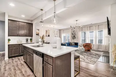 Image de Your Family Vacation Destination W/2 Car Garage- Sleeps 7 Near Airport!