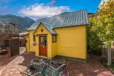 Petite Maison: Hip & Historic