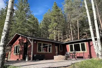 Image de New! Fully updated mountain cabin getaway! 1 hr from Dia! Gas firepit & Wifi
