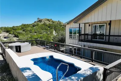 Image de 3-bedroom home in the hills of Canyon Lake
