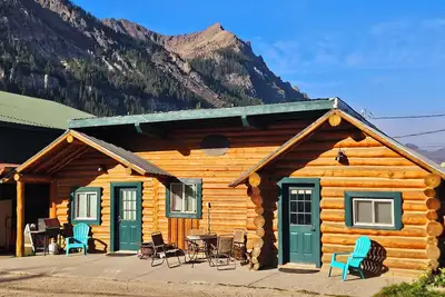 Image de Vintage Cooke City cabins in the heart of Downtown Cooke City, Montana\n
