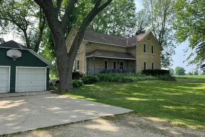 Image de Cute upper unit in the country 21 miles from Green Bay and Nfl 2025 draft!