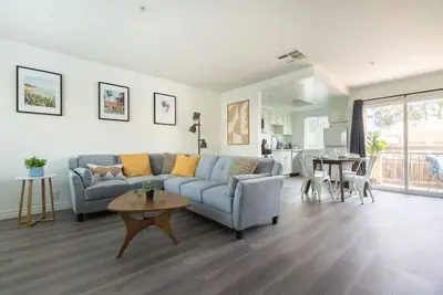 Image de Modern 2br Condo w/ King Bed & Balcony near La