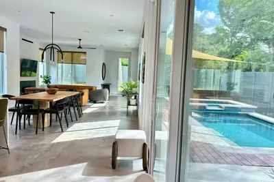 Image de Downtown 6 bedroom house with pool. Walk to Acl