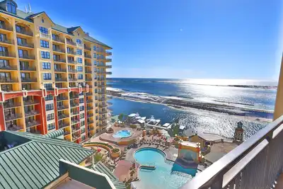 Image de 3-bedroom condo on the 9th floor of Eg with superb views of the gulf and harbor.