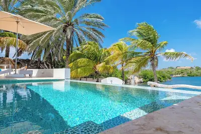 “Luxury Oceanfront Villa with Private Beach in Curacao – Prime Location! ”
