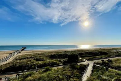 Image de La vue du balcon : C'est la Mer et l’Estacade avec accès directe sur la plage