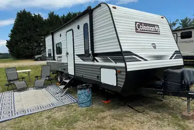 Image de Cozy camper with Ac and WiFi in delightful Old Fort