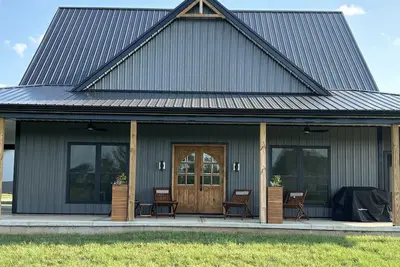 Image de New 2-bedroom farmhouse on 23 acres of pasture, part of a working horse farm.