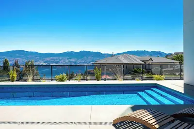 Image de Pool/Hot-tub+Sauna/Lakeviews