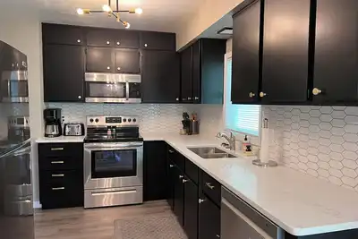 Image de Mid-Century modern 2-bedroom home near McKennan Park, hospitals and universities