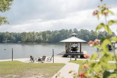 Image de Moonbranch - Lakefront w/Au Football Tix Available