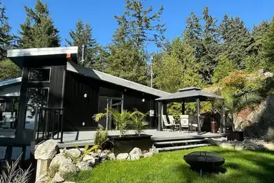 Image de The Bluewater Retreat on Bowen Island with private beach access and ocean views
