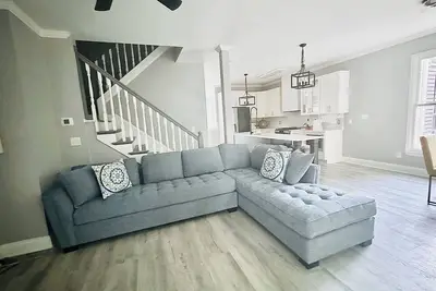 Image de Spacious 3-level townhome with Chef's Kitchen + WiFi in marvelous Stone Mountain