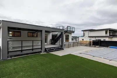 Image de Pool, Lake Views, Bbq + Patio!