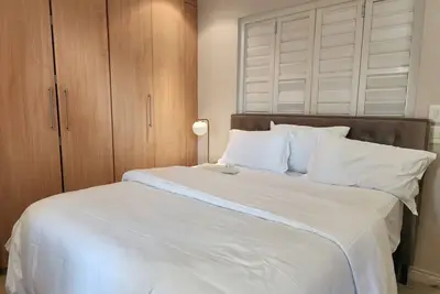 Image de A furnished 2 bedroom apartment with stunning views of the Sandton skyscrapers.