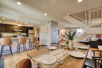 Image de Scott Casa - Walkable location, inviting patio, vibrant space!