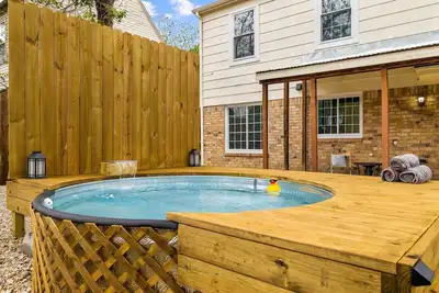 Image de New! 4 Bed 2. 5 Bath, House w/ Cowboy Pool and Fire Pit in Central Dfw!