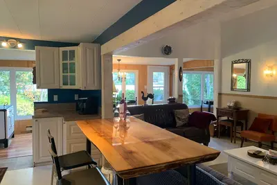 Image de Tres grand chalet intime au lac Docteur