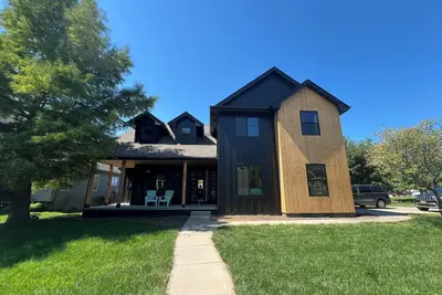 Alpine Inspired 4 Bedroom Home! 5 Beds