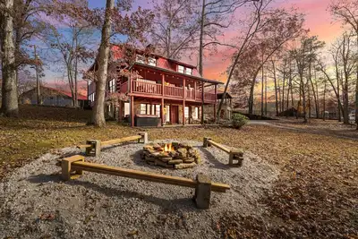 Image de 4 Cabins, 16acres, Utk/Neyland, Smokies, sleeps 31, Fp, Hottubs, Sauna, Fishing, Golf