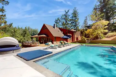 Image de Beautiful dog-friendly Sebastopol home w\/private pool & game room