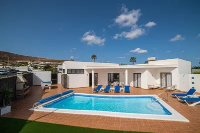 Image de Villa de vacances 'Palmera' avec vue sur les montagnes, piscine privée et Wi-Fi