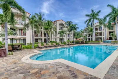 Image de Vibrant paradise townhome with pool, W\/D and tennis court