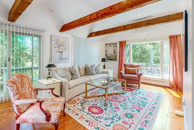 Image de Charming home, centrally located with A/C, W/D, games, deck, & grill