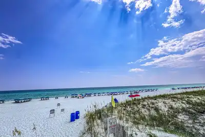 Image de Cozy coastal condo with shared pool, washer\/dryer, and beach access
