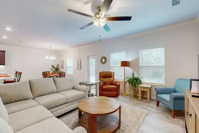 Image de Comfortable open concept home with full kitchen, internet and W/D