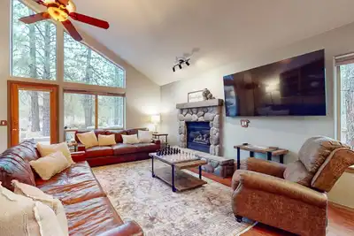 Image de Gorgeous home with private hot tub, Sharc passes, bikes, WiFi, streaming