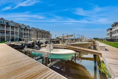 Image de Brand new townhouse w\/ comforting style in quiet location w\/ views