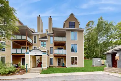 Image de Ski-in/ski-out condo w/ deck, wood-burning fireplace, wifi, community amenities