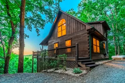 Image de Family friendly cabin with hot tub, pool table, game room, and fireplace