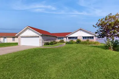 Image de Lakefront home with spacious backyard and direct water access