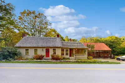 Image de Charming farmhouse, riverfront, views, woodstove, w/d, wifi, Tv, kitchen, deck