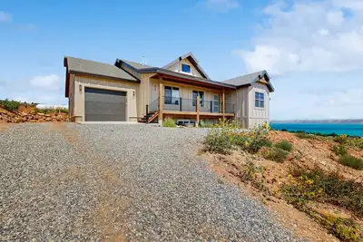 Image de Stunning home w/ amazing views of Bear Lake, beach access, private W/D