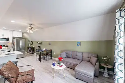 Image de 2nd Floor Unit with shared pool, playground, & gym access