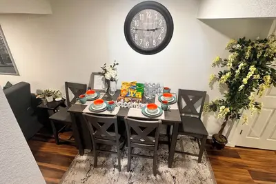 Image de 2 bedroom basement with private entrance, 11m to Dia  and 1m to Gaylord Rockis