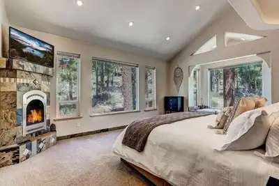 Image de Luxury 5br | Hot Tub & Chef’s Kitchen | Sleeps 10
