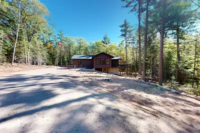 Image de New Build-Serene Wooded Home with Wifi, Gas Grill, Near Lakes & Trails