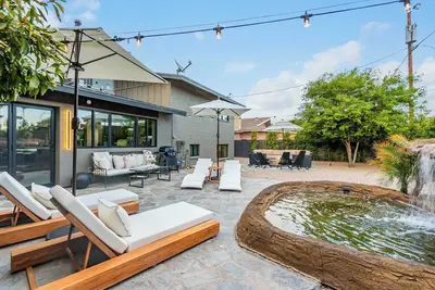 Image de SolaNova Designer Retreat | Spa Pool & Movie Room